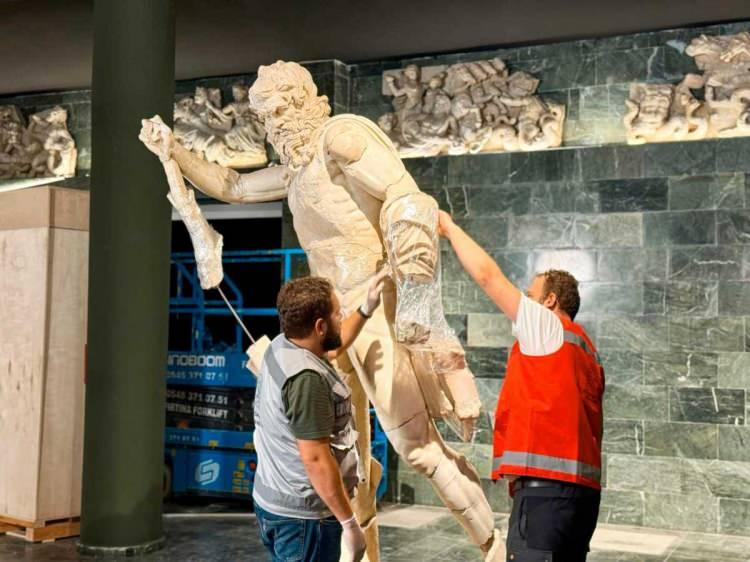 <p>Kapalı alan 19 bin 500 metrekareye, açık alan ise 22 bin 677 metrekareye çıkarılacak. </p>

<p> </p>
