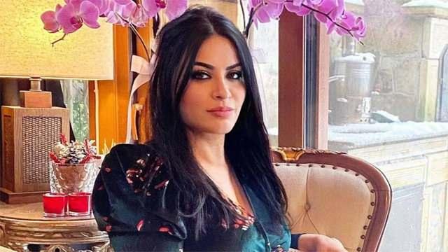 <p>Hakkında çıkan <span style="color:#800080"><em><strong>"zayıflama iğnesi kullandı"</strong>, "<strong>mide küçültme ameliyatı oldu"</strong>​</em></span> gibi söylentilere karşı kayıtsız kalamayan ünlü şarkıcı Zara,</p>
