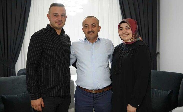 <p><span style="color:#FF0000"><strong>"GÖZÜMÜZ GİBİ BAKACAĞIZ"</strong></span></p>

<p><strong>Hediye edilen buzağıyı merkez Elyakut köyündeki evlerine getirdiklerini de sözlerine ekleyen Musa Yaman, "Ben, hayvancılık işiyle uğraşıyorum. Bu da bize düğünde büyük bir sürpriz oldu. Nasip olursa köyümüze buzağıyı getirdik. Ahırımıza koyduk, besleyeceğiz, büyüteceğiz, gözümüz gibi bakacağız" dedi.</strong></p>
