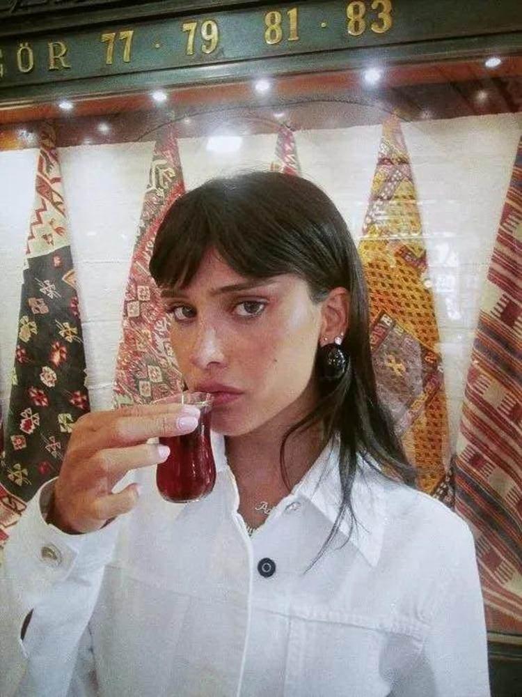 <p><strong>Çeşitli takılar da satın alan ünlü isim, gün sonunda eşiyle çay içip baklava yedi.</strong></p>
