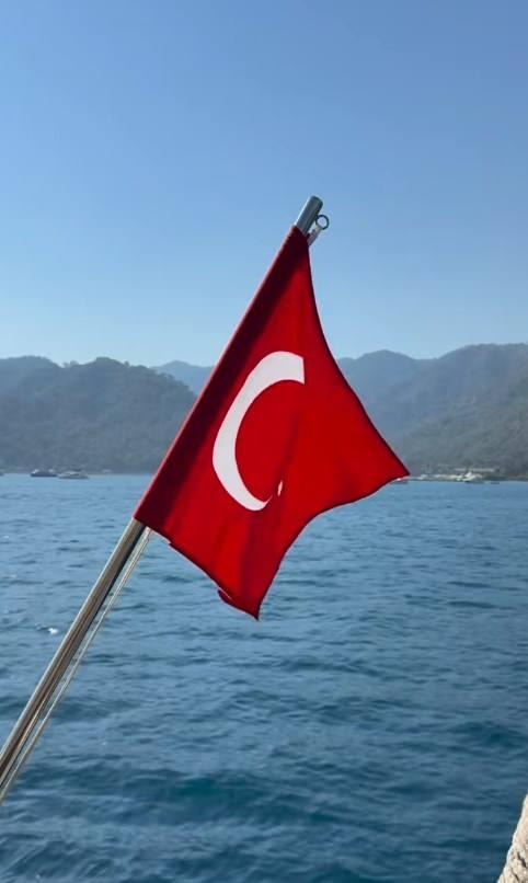 <p><strong>İlk olarak rotasını Marmaris ve Köyceğiz'e çeviren ünlü model, mavi suların tadını çıkardı.</strong></p>