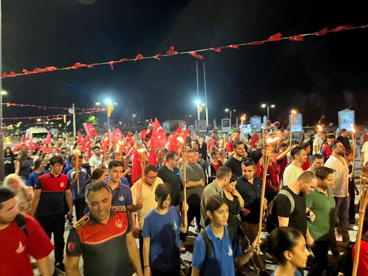 <p>Binlerce kişi ellerinde Türk bayrakları ile marşlar söyledi. </p>