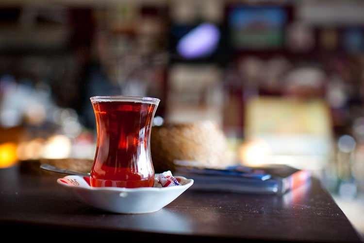 <p>Günün her saati tercih edilen çayı demlerken sık yapılan hatalar çayın hem çayın acımasına hem de sağlık sorunlarına davetiye çıkarıyor. </p>