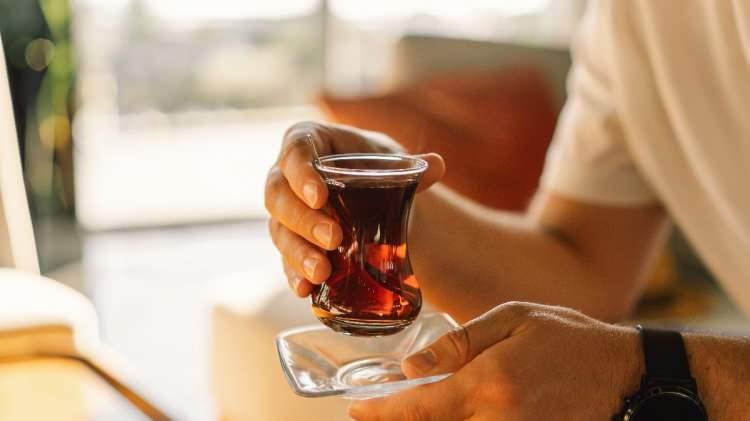 <p>Uzmanlar faydaları saymakla bitmeyen çayın, yannlış demlendiği takdirde kansere bile davetiye çıkarttığı konusunda uyarıda bulunuyor. </p>