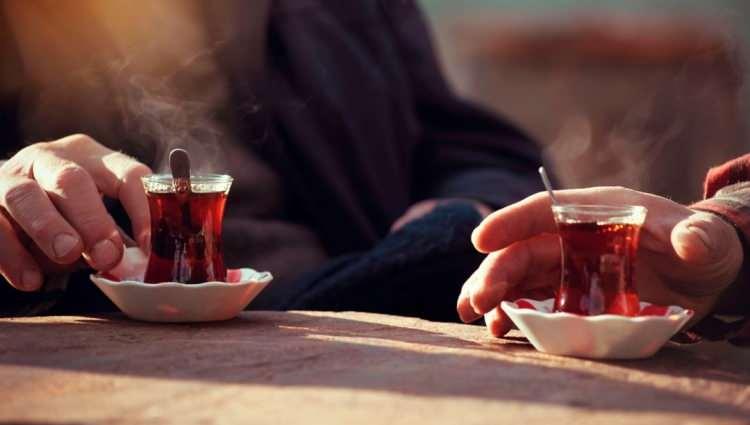 <p>İnternette birçok farklı yöntem ile çay demleme önerilse de uzmanlar çayı gerçek demleme yöntemiyle yapılması gerektiğine dikkat çekiyor. </p>
