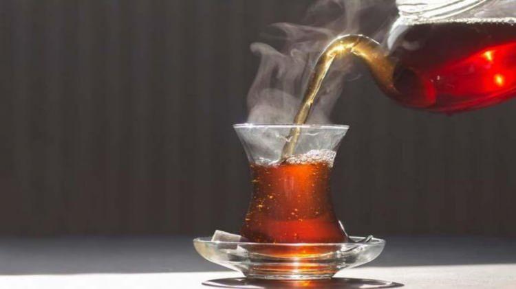 <p><span style="color:#B22222"><strong>ÇAY DEMLERKEN SAKIN BU HATAYI YAPMAYIN</strong></span></p>
<p>Çay demlerken en çok yapılan hatalardan biri çayın hemen üstüne kaynayan suyu dökmektir. Hemen çayın üstüne dökülen kaynamış su çayı direk haşlayarak daha lezzetsiz ve çayı acımasına neden olur</p>
<p> </p>