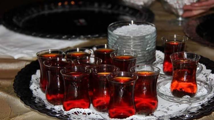 <p><span style="color:#B22222"><strong>PEKİ ÇAY NASIL DEMLENMELİ</strong></span></p>
<p>O yüzden çay demlerken mutlaka alta suyu koyup üst demliğe de soğuk su koyup direk istediğiniz miktarda çayı koyup kısık ateşte gerçek anlamda demlemeye bırakmak olacaktır. </p>
