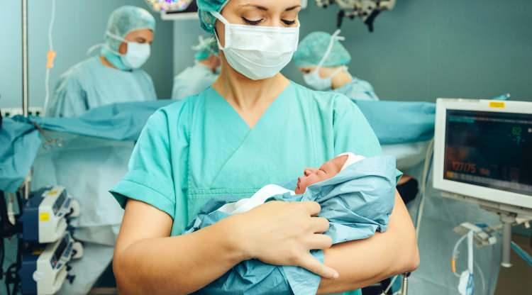 <p>Çin'in Sanghay bölgesinde akıllara durgunluk veren bir olay yaşandı. Bir bebeğin doğumundan sonra hala gerekli doğum belgesine ulaşamamasının nedeni herkesi şaşırttı.</p>
