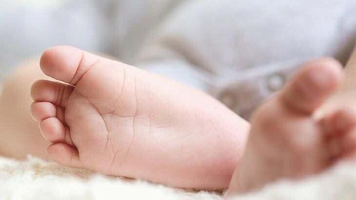 <p>Davayı gören hâkimin ifadesine göre, "Çocuk bir yaşını geçti ama hâlâ doğum belgesi yok. Nüfus kaydı yapılamıyor, aşılarını yaptırmak bile zorlaşıyor."</p>

<p> </p>
