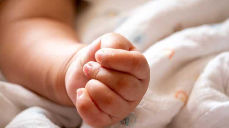 <p>Ebeveynlerin kişisel anlaşmazlıkları nedeniyle bu süreci geciktirmesinin, çocuğun kişisel haklarına müdahale anlamına geldiğini belirten mahkeme, her iki ebeveynin de bu durumdan sorumlu tutulması gerektiğini ifade etti.</p>
