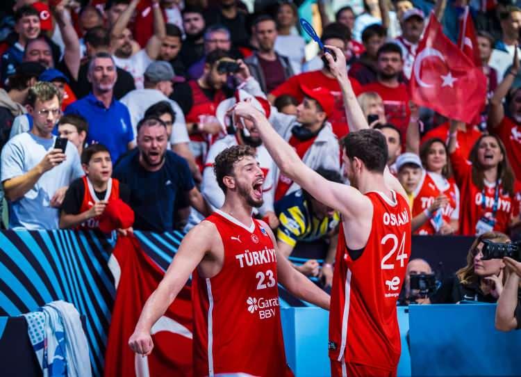 <p>"'Zayıf' ve 'sıkışmış' milli takım, Türkiye'ye karşı 94-68'lik ağır bir yenilgi aldı. İlk yarıda, Milli Takımımız, tüm hücum gücümüzü kapatmayı başaran Türkiye'nin çok iyi savunması tarafından bloke edildi. Bunun en tipik örneği, Giannis Antetokounmpo'nun yaklaşık 16 dakikalık oyunda sadece 4 sayı atmasıydı. Ayrıca, Türkler, oyun kurucularımızı ikişerli ve üçerli oyuncularla kapattı.Bu oyun tarzına sıkışmış olan temsilcimiz, üçüncü çeyrekte de toparlanma belirtisi göstermedi. Aynı zamanda, milli takım teknik direktörünün yaptığı değişikliklerin hiçbiri Milli Takım'a gereken nefes vermedi"</p>
