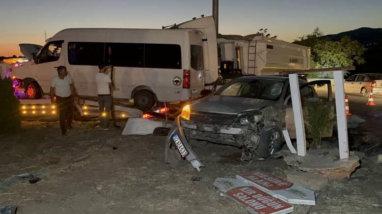 <p>Adıyaman’da otomobil ile minibüsün çarpışması sonucu meydana gelen trafik kazasında 12 kişi yaralandı.</p>

<p> </p>
