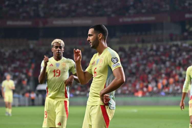 <p>"Mikel Merino unutulmaz bir üç gol attı ve Pedri, her anı beceri ve kişiliğiyle yönlendirerek gerçek bir futbol dersi verdi. Başyapıt, kolektif oyununun bir örneği ve her oyuncunun dahil olduğu bir çabayla gelen ikinci gol. Tek olumsuz nokta, Nico Williams'ın sakatlığıydı ve devre arasından önce ayrılmak zorunda kalmasıydı." ifadeleri kullanıldı.</p>
