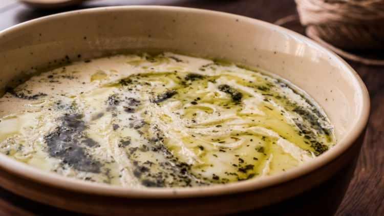 <p>“7 kaşık bakliyat çorbası”, adını içinde kullanılan 7 farklı bakliyat türünden alıyor. Mercimek, bulgur, pirinç, nohut, kuru fasulye, maş fasulyesi ve buğday gibi bakliyatlar bir araya geldiğinde ortaya tam anlamıyla bir besin deposu çıkıyor.</p>
