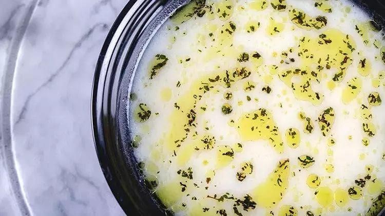 <p>Birer yemek kaşığı kırmızı mercimek, yeşil mercimek, bulgur, pirinç, haşlanmış nohut, kuru fasulye ve buğdayı hazırlayın. Soğanı doğrayıp zeytinyağında kavurun, ardından 1 yemek kaşığı salça ekleyip kokusu çıkana kadar kavurmaya devam edin. Yıkanmış mercimek, bulgur ve pirinci tencereye alın, üzerine 6-7 su bardağı sıcak suyu ekleyin. 15-20 dakika pişirin.</p>
