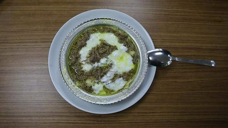<p>Daha sonra önceden haşlanmış nohut, fasulye ve buğdayı ekleyin. Tuz, nane, kırmızı biber ve karabiberle tatlandırıp 10 dakika daha kaynatın. Kıvam alana kadar pişirin, limon sıkarak servis edebilirsiniz. Hem doyurucu hem de kemik dostu bu çorbayı haftada birkaç kez tüketebilirsiniz.</p>
<p> </p>