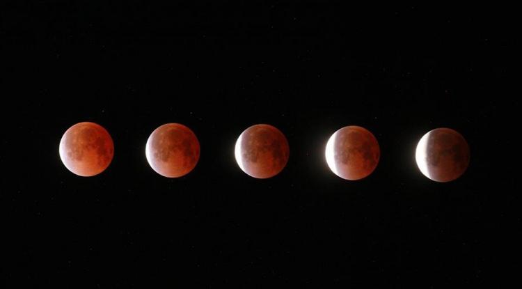 <p><strong>Dün gece gerçekleşen Kanlı Ay Tutulması, dünyanın dört bir yanından milyonlarca kişi tarafından ilgiyle izlendi. Ay’ın kızıl bir renge büründüğü bu gökyüzü olayı, izleyenlere unutulmaz anlar yaşattı. İşte tutulmadan geriye kalan kareler...</strong></p>
