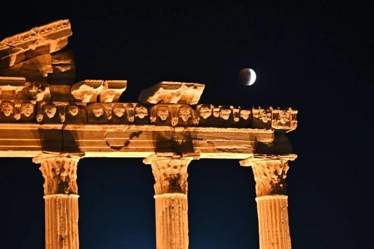 <p><strong>​ANTALYA</strong></p>

<p><strong>Antalya'nın Side Antik Kenti'nde gözlemlenebilen tutulma, Apollon Tapınağı ile görsel şölen oluşturdu.</strong></p>
