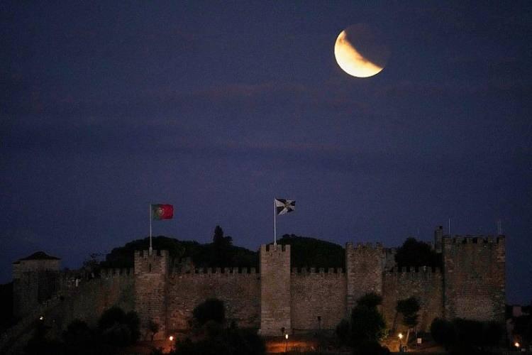 <p><strong>LİZBON, PORTEKİZ</strong></p>

<p><strong>Lizbon'da Sao Jorgo Kalesi'nin arkasında yükselen Ay'ın yarısı Dünya'nın gölgesiyle örtülüyor.</strong></p>
