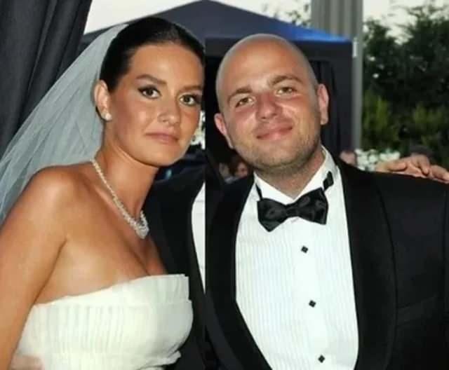 <p>Ünlü oyuncu <strong>Yasemin Özilhan</strong> ve iş insanı <strong>İzzet Özilhan'</strong>ın 14 yıllık evliliği, <strong>3 Eylül 2025</strong> tarihinde tek celsede sona erdi.</p>
