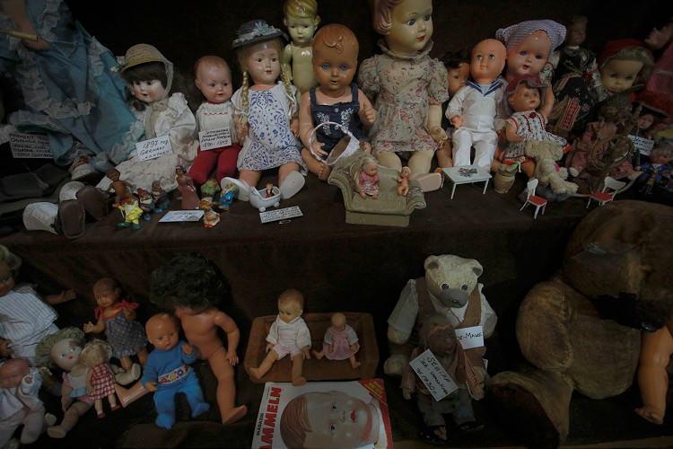 <p><span style="color:#800000"><em><strong>Koleksiyoncular nostaljinin peşinde: 80’ler ve 90’lara ait orijinal Barbie bebekler ikinci el piyasasında rekor fiyatlara alıcı buluyor. Çocukluğunun oyuncaklarını saklayanlar şimdi büyük bir servetin sahibi olabilir!</strong></em></span></p>
