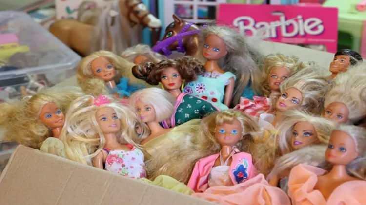 <p>Bir zamanların en sevilen oyuncaklarından biri olan Barbie bebekler, bugünlerde yalnızca çocukların değil, koleksiyoncuların da gözdesi haline geldi. </p>
