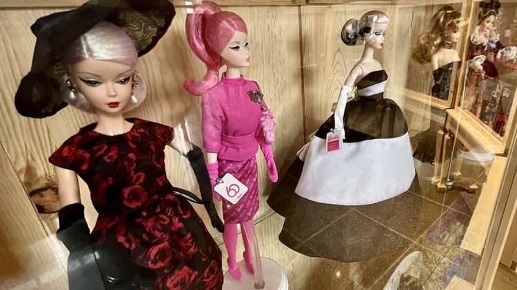 <p>Özellikle 1980’ler ve 1990’lara ait orijinal Barbie bebekler, ikinci el piyasasında binlerce dolara alıcı buluyor. Oyuncak sandıklarında unutulmuş bebekler, şimdi sahiplerine küçük bir servet kazandırabiliyor.</p>