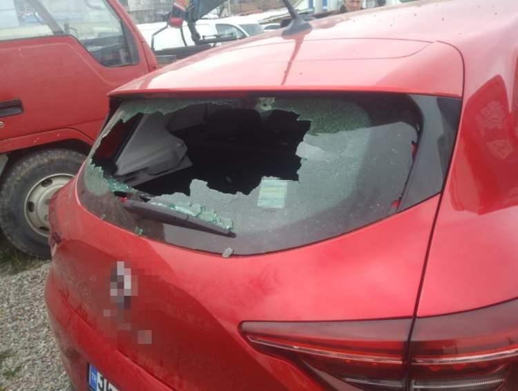 <p>Edinilen bilgiye göre,  kar maskeli şahıslar ışıklarda bekleyen araçlara 30 el ateş ett.</p>
