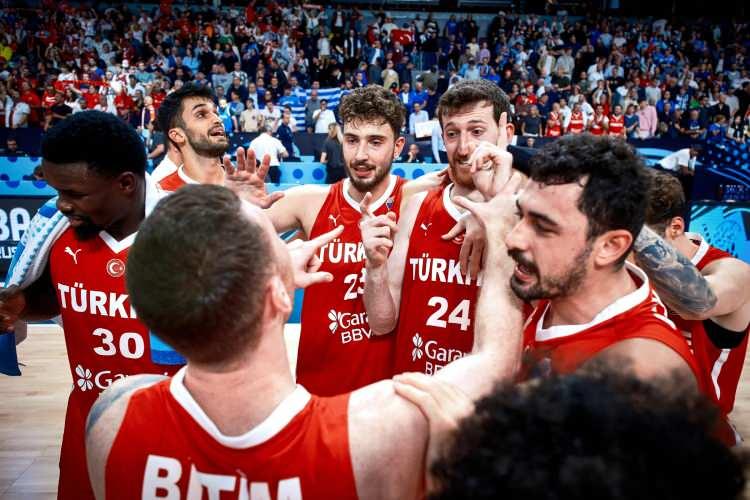 <p>"Rüya kabusa dönüştü! Milli Takım, Ergin Ataman yönetimindeki Türkiye karşısında kilit oyuncularının beklenen performansı gösterememesi nedeniyle kötü bir gece geçirdi. Milli takımımızın yarı final maçına başlarken yaşadığı tedirginliğin bir sonucu olarak ilk periyotta 12 hata yapması dikkat çekici. Türkiye'den Osmani 28 sayıyla (6 üçlük), Panathinaikos'tan Osman ise 17 sayıyla 'can sıktı'. Türklerin ilk saniyeden itibaren agresif ve sert savunması, Yunanistan'ın süperstarı Giannis Antetokounmpo'nun tüm koridorlarının kapatılması ve Ercan Osmani'nin hücumdaki coşkusu, maçın sonucunu ve galibiyeti erkenden belirledi."</p>

