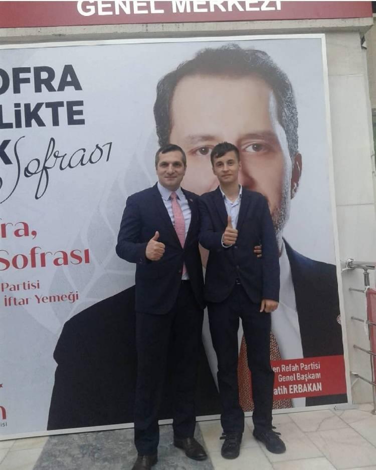 <p>Ünsal’ın bir dönem <strong>Yeniden Refah Partisi </strong>ile de bağlantı kurduğu fotoğraf arşivine yansıdı.</p>
