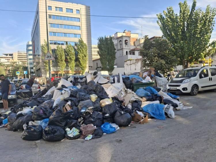 <p>İzmir Konak'ta ise çöp dağları, sokaklardan taşmaya başlamış durumda...</p>
<p> </p>