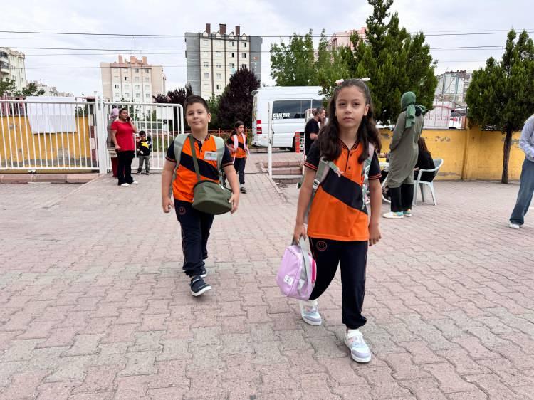 <p>Öte yandan, 2025-2026 eğitim öğretim yılı için 184 milyon 455 bin 297 adet ders kitabı, Bakanlığa bağlı resmi ve özel okullardaki öğrencilere ücretsiz dağıtıldı.</p>
<p> </p>