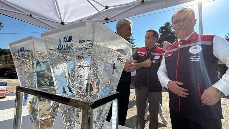 <p><strong>Türkiye'nin su ürünleri alanında önemli bir merkez haline gelmesine yönelik atılan yeni bir adım dünya genelinde ilgi odağı haline geldi. Bolu ve Elazığ'da kurulan modern tesislerde Mersin balığından elde edilen siyah havyar, uluslararası pazarda gramı 1 eurodan satışa sunuluyor.</strong></p>
