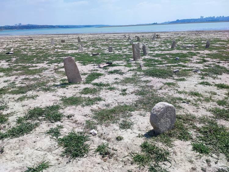 <p>500 metreden fazla çekilen gölde, Topalak Mahallesi'nin daha önce su altında kalan mezarlığı kuraklık ile birlikte ortaya çıktı.</p>