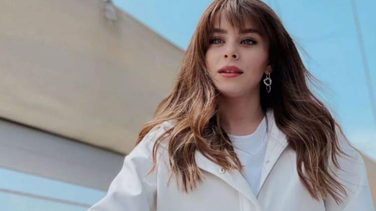 <p><span style="color:#000000"><strong>"DOĞALLIKTAN YANAYIM"</strong></span></p>

<p><span style="color:#800080"><strong>İlayda Alişan, daha önce Instyle'a verdiği röportajda doğallıktan yana olduğunu şu sözlerle ifade etmişti:</strong></span></p>

<p><em><span style="color:#800080"><strong>“Doğallıktan yanayım ama kendime de iyi bakmaya çalışıyorum. Cilt bakımına çok önem veriyorum, özellikle nemlendirici ve güneş kremi benim için olmazsa olmaz. Spor yapmayı seviyorum ama bazen yoğunluktan aksatabiliyorum.”</strong></span></em></p>

