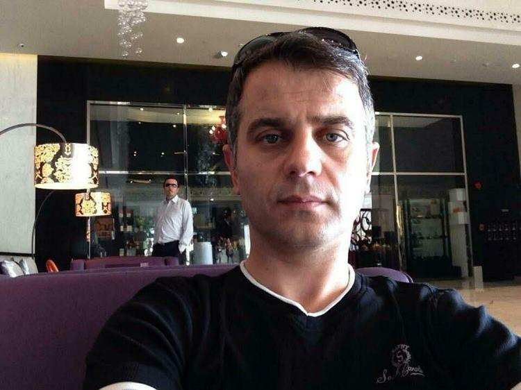 <p>İzmir'in Balçova ilçesi Çetin Emeç Mahallesi'nde dün saat 08.50'de yüzünde maske ve elinde pompalı tüfekle Salih İşgören Polis Merkezi Amirliği'ne giden E.B., nöbet kulübesine ateş açtı.</p>
