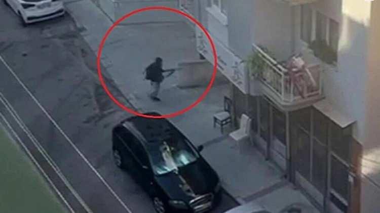 <p>2'si polis 3 kişinin yaranlandığı Balçova Polis Merkezi'ne saldırı düzenleyen 16 yaşındaki şahıs, hastaneden taburcu edilerek adliyeye sevk edildi. </p>
