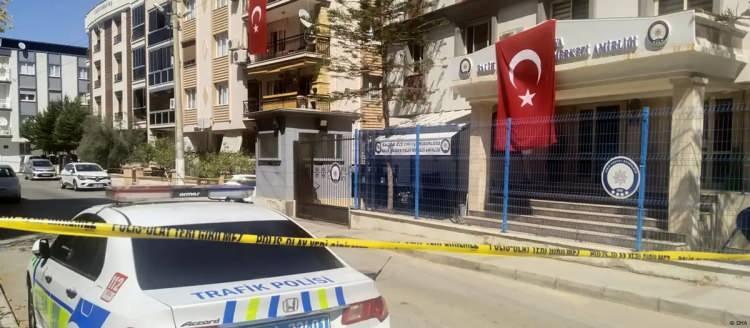 <p>Saldırının ardından yaralı olarak gözaltına alınan E.B.'nin hastanedeki tedavisi devam ederken, olaya ilişkin İzmir'in yanı sıra İstanbul, Ankara, Şanlıurfa ve Kocaeli'de gözaltına alınan şüphelilerden 1'inin İran, 4'ünün Suriye uyruklu olduğu, aralarında saldırganın babası N.B., annesi A.B.'nin de bulunduğu 10 şüpheli emniyetteki işlemleri ardından bugün adliyeye sevk edildi.</p>
