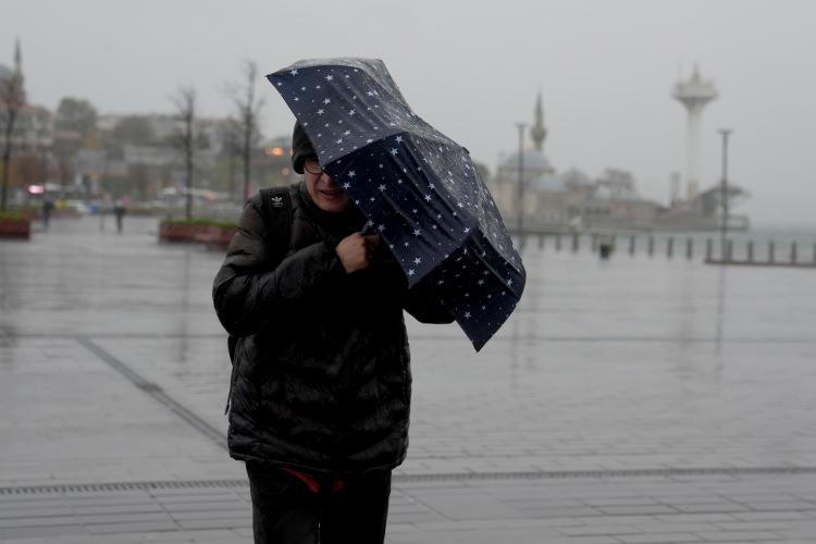 <p><strong>GÜNEYDOĞU ANADOLU</strong></p>

<p>Az bulutlu ve açık geçeceği tahmin ediliyor.</p>

<p><strong>DİYARBAKIR 18°C, 36°C</strong></p>

<p>Az bulutlu ve açık</p>

<p><strong>GAZİANTEP 20°C, 35°C</strong></p>

<p>Az bulutlu ve açık</p>

<p><strong>MARDİN 20°C, 32°C</strong></p>

<p>Az bulutlu ve açık</p>

<p><strong>SİİRT 20°C, 34°C</strong></p>

<p>Az bulutlu ve açık</p>
