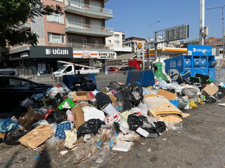<p><strong>"Ben burada restoran kuryesiyim. Bu sadece bugünlerde olan bir olay değil, yaklaşık bir ay önce de yaşandı. Artık görülecek her şeyi görüyorsunuz; sinekler başımıza üşüştü. Belediye çöpleri almak yerine sadece sinek ilaçlaması yapıyor. Birkaç kişi gelip ilaç sıkıyor, sonra gidiyorlar ama hiçbir çözüm olmuyor. Koku ve pislik hâlâ burada, gerçekten rezalet. Zaten bu restoranda çoğu kişi oturmak istemiyor. Oturanların nasıl oturduğunu bilmiyorum, muhtemelen bu duruma alıştılar. Ama bizim burnumuz hâlâ alışmadı, durum berbat."</strong></p>
