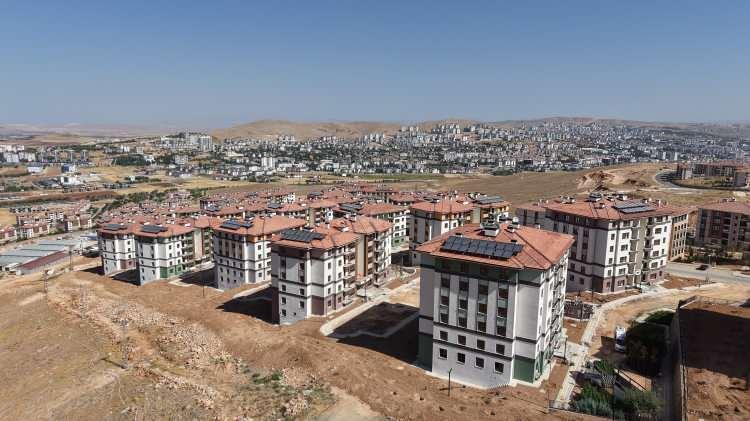<p>Kahramanmaraş merkezli <strong>6 Şubat 2023’te y</strong>aşanan depremlerde ağır hasar alan kentlerden biri olan Elazığ’da yıkılan konutların yeniden inşası için başlatılan çalışmalar hız kesmeden devam ediyor. </p>
