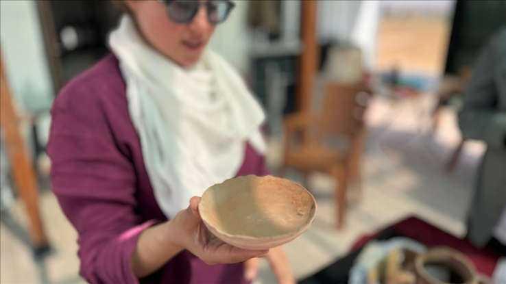 <p><strong>İstanbul Üniversitesi Edebiyat Fakültesi Arkeoloji Bölümü'nden Doç. Dr. Gonca Dardeniz Arıkan başkanlığında yapılan arkeolojik kazılarda; yaklaşık 3 bin 500 yıl öncesine ait Eski Hitit dönemine tarihlenen kamusal bir yapının içinde, bir mutfak seti olarak değerlendirilen testi, yonca ağızlı testi, tabak ve kupalı bardak bulundu.</strong></p>
