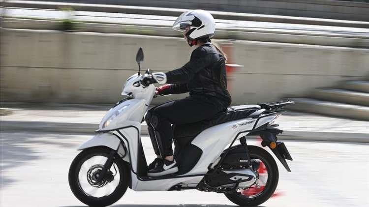 <p>Vatandaşların şikâyetlerine göre; motosikletli kuryeler tüm denetim ve cezalara rağmen yayaların hakkı olan kaldırımları yol olarak kullanıyor, motosikletleri kaldırımlara park ediyor ve yayaların geçişini engelliyorlar.</p>
