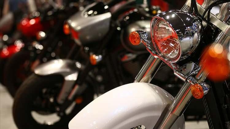 <p>Hatta motosikletli bazı kuryeler; kaldırımlarda yayalardan yol istiyor, kornaya basıyor, kaldırıma ve yaya geçitlerine park ediyor, yollar açık olmasına rağmen kaldırımda hız denemesi yapıyorlar. Motosiklet sürücülerinin yol olarak kullandığı kaldırımlarda yürüyen vatandaşlar ezilme tehlikesi geçiriyor.</p>
<p> </p>