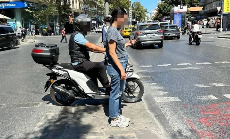 <p>Vatandaşlar, motosikletli kuryelerin geçiş güzergâhına dönüştürdükleri kaldırımlara demir direk ve kapanlar yapılmasını talep ediyor. Emniyet de vatandaşlardan, hak ihlalini görsellerle destekleyerek şikâyet ve ihbarda bulunmalarını istedi.</p>

<p> </p>
