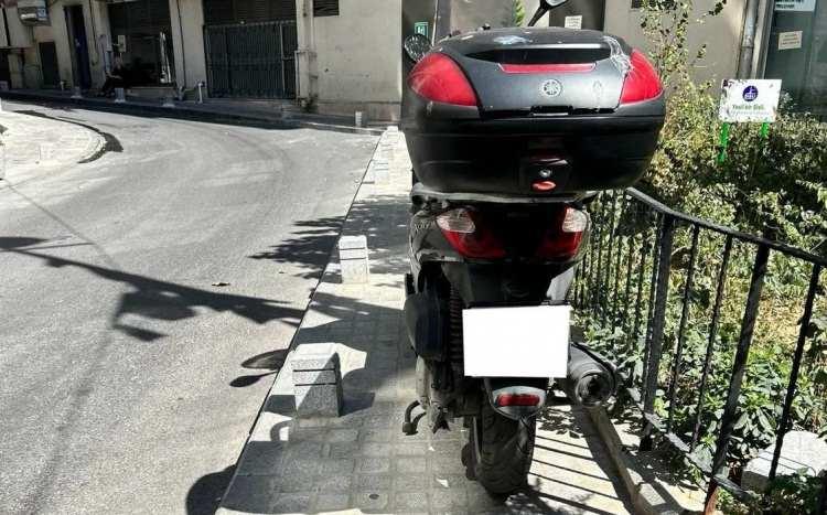 <p>Bazı motosiklet sürücüleri kask takmadıkları gibi sürüş esnasında sigara dahi kullanıyor. Özellikle motosikletli kuryeler trafik ışıklarına da riayet etmiyor ve "U dönüşü yapılmaz" ve "Girilmez" gibi birçok trafik işaretini hiçe sayıyor.</p>

<p> </p>
