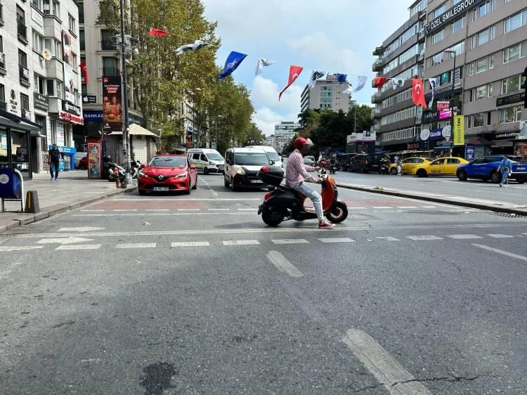 <p><span style="color:#B22222"><strong>CAN GÜVENLİĞİMİZ TEHLİKEYE DÜŞÜYOR</strong></span></p>

<p>Can güvenliklerinin tehlikeye düşürüldüğünü söyleyen vatandaşlar; denetimlerin artırılmasını, ehliyet kurslarına yönelik de bazı yaptırımların uygulanması gerektiğini dile getiriyor.</p>
