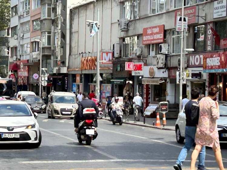 <p><span style="color:#B22222"><strong>"PARK NOKTALARIMIZ ÇOK YETERSİZ"</strong></span></p>

<p>Hızlı ulaşım açısından çoğu zaman kuralları ihlal etmek durumunda kaldıklarını dile getiren motosikletli kurye Mehmet Demir, "Evet kuralları ihlal etmek doğru değil ama yetiştirmemiz gereken siparişler var ve park yeri konusunda sorun yaşıyoruz." dedi.</p>
