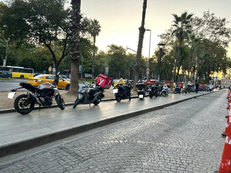 <p>Motosikleti kurye Saffet Bayer de "Ulaştığımız yollarda park yeri bulmaya uğraşırsak siparişlerimizi yetiştiremeyiz ve sipariş sahipleriyle tartışmalar yaşamak durumunda kalıyoruz." diyerek motosiklet sorununa dikkat &ccedil;ekti.</p>

<p>&nbsp;</p>
