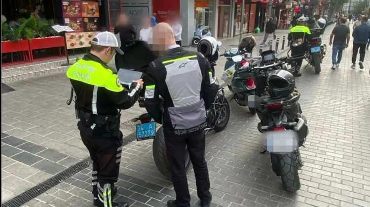 <p>Bir günde, trafik ışıklarındaki yaya yollarını kullanan motosikletli kuryelerden yüzlerce, hatta binlercesi bu ihlallerle karşı istikamete geçiyor. Bu noktalar motosikletli kuryelerce o kadar yoğun kullanılıyor ki bazı yaya geçitlerinde karşılıklı motosiklet trafikleri bile oluşuyor.<br />
</p>
<p>İstanbul Emniyeti'ne bağlı Trafik Denetleme Şube Müdürlüğü ve Zabıta Müdürlüğü Ekipleri'nin sürekli yaptığı denetimlere rağmen halen kaldırımlara park eden, kaldırımlarda sürüş yapan, ters yön kurallarını tanımayan ve kask takmamaya devam eden yüzlerce motosiklet sürücüsü var.<span style="color:#B22222"></span></p>